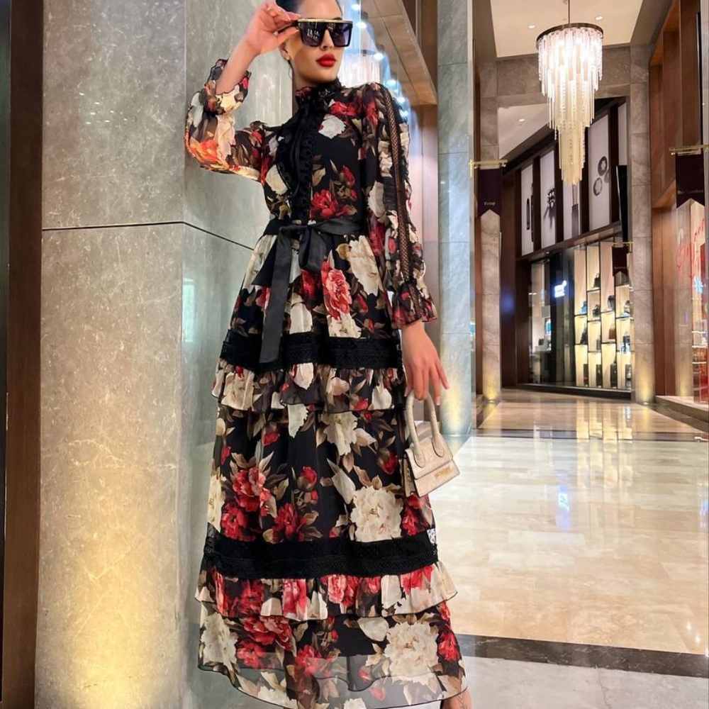 Charming chiffon dress with lace details and silk belt. French style